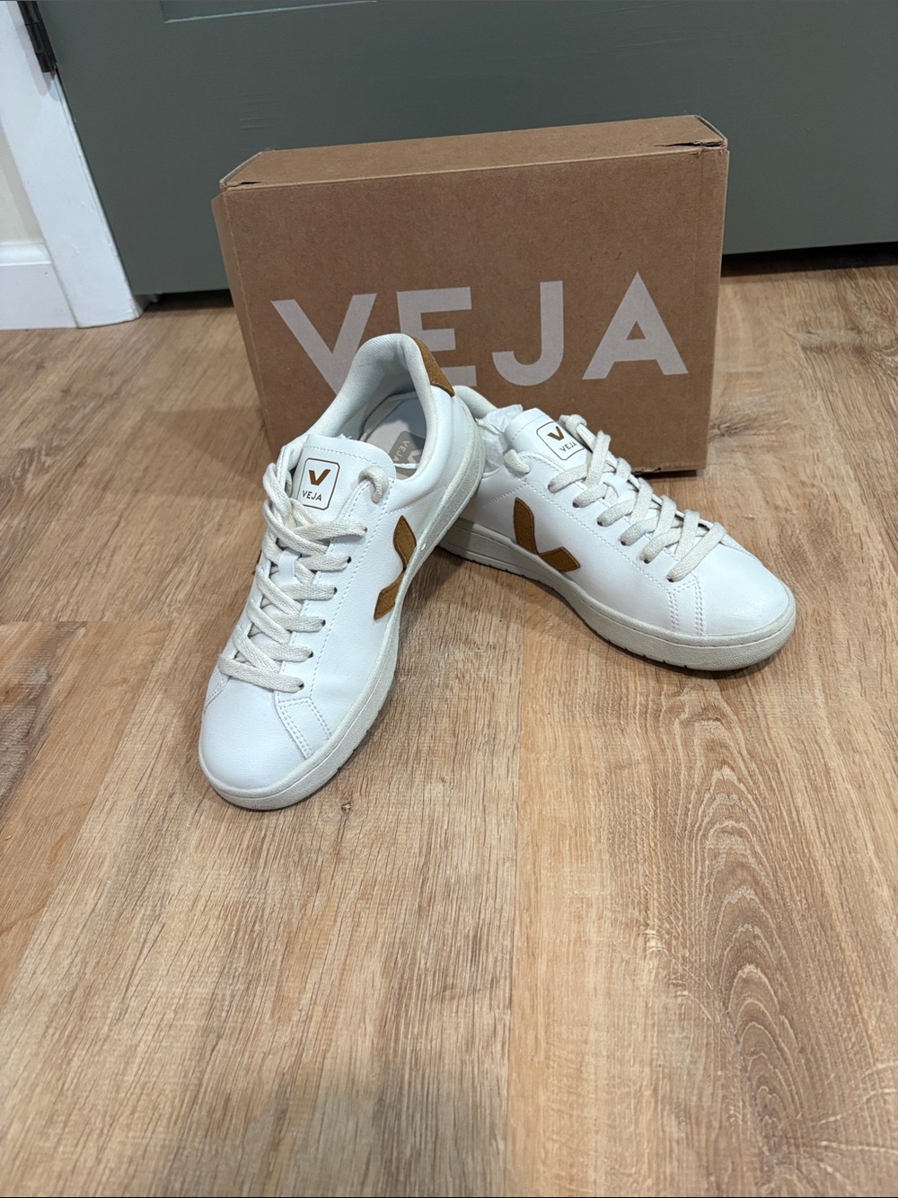 VEJA Women’s Urca Sneakers Sz 37/US 6 White/Camel